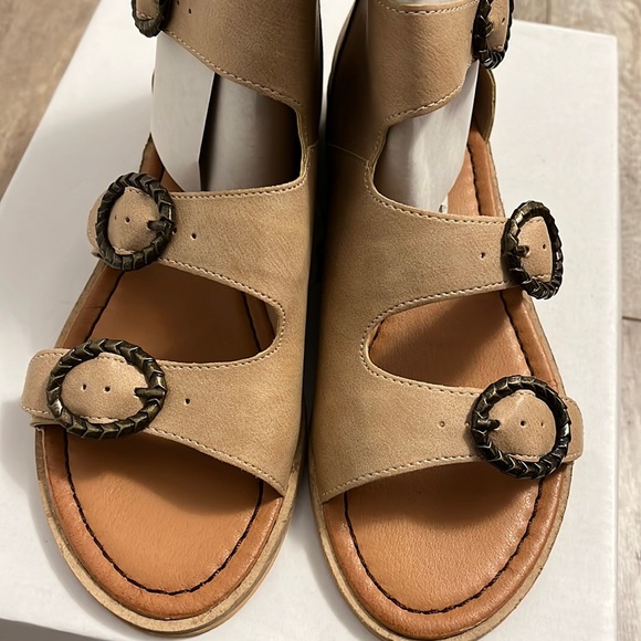 BNWB Tan Sandals - Picture 6 of 8